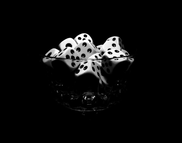 Estudo alerta: febre das bets e juros altos atuam como “ralo digital” e destroem poupança dos brasileiros na velocidade do Pix